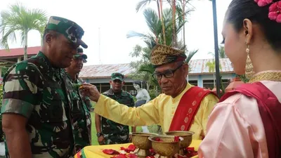 Kepala Staf Umum (Kasum) TNI Letjen TNI Joni Suprianto ketika disambut di Pulau Sebatik, Kalimantan Utara (Kabidpenum Puspen TNI, Kolonel Sus Taibur Rahman)