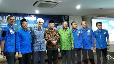 Katib Aam PBNU, KH Yahya Cholil Staquf bersama Romo Magnis Suseno dan penyelenggara dialog lintas iman (Ayojakarta.com/Dhika Alam Noor)