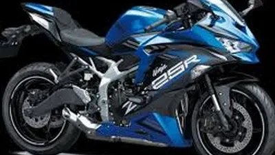 Kawasaki Ninja ZX-25R dengan 4 varian warna, yaitu hijau, hitam, hitam kombinasi putih, dan biru.
