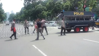 Polisi pasang kawat berduri di Jalan Medan Merdeka Barat/Kumparan