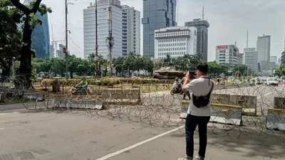 Kawat berduri sudah dibentangkan di Jalan Medan Merdeka Barat untuk mengatisipasi aksi demo/ Suara.com