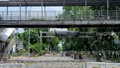Kawat berduri disiapkan untuk mengamankan aksi menolak UU Cipta Kerja di Istana Kepresidenan/ Suara.com