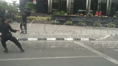 Polisi memasang kawat berduri di depan gedung KPK, Jakarta, Senin (23/9/2019)/Antara