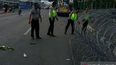 Polisi memasang kawat berduri untuk pengamanan unjuk rasa mahasiswa di depan Gedung MPR/DPR/DPD RI, Senayan, Jakarta Pusat, Selasa (24/9/2019)/Antara
