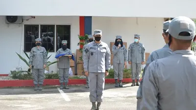 Kepala Kantor Kamla Zona Maritim Barat Laksma Bakamla Yeheskiel Katiandagho memimpin apel perdana di lapangan apel Kantor Kamla Zona Maritim Barat (Humas Bakamla)