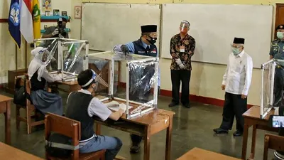 [ilustrasi] Gubernur Jawa Barat (Jabar) Ridwan Kamil saat dampingi Wakil Presiden (Wapres) RI Ma'ruf Amin dan Menteri Pendidikan dan Kebudayaan Nadiem Makarim tinjau persiapan Jabar gelar kegiatan belajar mengajar (KBM) tatap muka pada 13 Juli 2020 di SMA Negeri 4 Kota Sukabumi, Rabu (8/7/2020). (Dok Humas Pemprov Jabar)