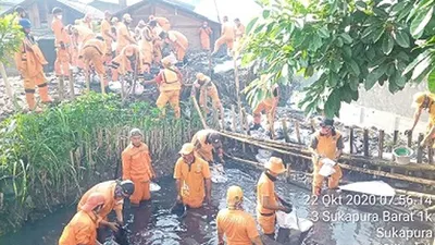 Kelurahan Sukapura bersama Kelurahan Pegangsaan Dua, Sudin SDA Jakut Unit Pelaksana Kebersihan Badan Air berkolaborasi melakukan gerebek lumpur dan sampah di Kali Cakung Lama/dok: utara.jakarta.go.id