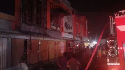 Warga menyaksikan sisa kebakaran ruko di Pasar Modern Bintaro/Okezone