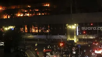 Suasana Gedung Kejaksaan Agung Republik Indonesia yang terbakar di Jakarta, Sabtu (22/8/2020). [Suara.com/Angga Budhiyanto]