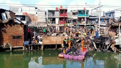 Petugas kebersihan bersama warga sedang membersihkan puing-puing rumah di Jalan Raya Tanjung Selor, Kelurahan Cideng, Gambir, Jakarta Pusat, pada Minggu (8/11/2020) pagi. Sebanyak 20 rumah di kawasan pemukiman padat penduduk itu terbakar pada Sabtu (7/11/2020).  Foto: Pemkot Jakpus