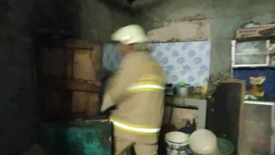 Petugas damkar di lokasi kebakaran di Lubang Buaya, Cipayung, Jakarta Timur (Beritajakarta.id/Nurito)