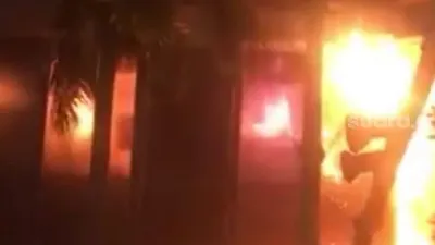 Gedung Kejaksaan Agung RI di Kebayoran Baru, Jakarta Selatan, dilalap si jago merah pada Jumat (22/8/2020) malam ini. Api membesar dan mulai merambat ke bagian bangunan. [Suara.com/Bagaskara Isdiansyah]