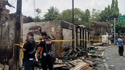 Kebakaran menghanguskan pemukiman padat di Jalan Simprug Golf RT 10 RW 08, Kelurahan Grogol Selatan, Kebayoran Lama, Jakarta Selatan, Senin (26/10/2020). Setidaknya, ada 60 jiwa dari 25 kepala keluaga (KK) yang terdampak. Mereka harus diungsikan sementara/ Suara.com