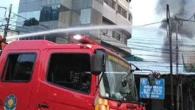 Situasi pemadaman api di pemukiman RT/RW 06/03 Kelurahan Pegangsaan, Senin (1/6/2020). (ANTARA/HO/Sudin Gulkarmat Jakarta Pusat)