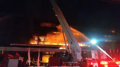 Suasana pemadaman kebakaran yang melanda gedung Kejaksaan Agung, Sabtu 22 Agustus 2020/twitter @bangariza