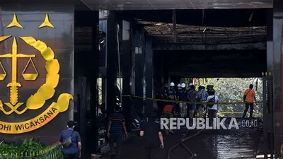 Polisi berjaga di gedung utama Kejaksaan Agung yang terbakar Foto: Prayogi/Republika