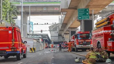 Para petugas Damkar DKI masih bersiaga di Gedung Utama Kejaksaan Agung RI di Jalan Sultan Hasanuddin, Jakarta Selatan, Minggu (23/8). [Suara.com/Alfian Winanto]