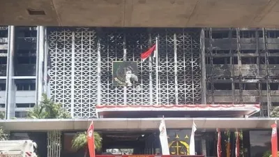 Penampakan bendera Merah Putih turut terbakar di Kejaksaan Agung. (Suara.com/Novian Ardiansyah)