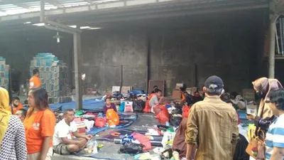 Warga korban kebakaran di RT 05 RW 10, Kelurahan Pademangan Barat berada di tempat pengungsian gudang keramik pada Senin (10/8/2020).  Foto: Muhamad Ubaidillah