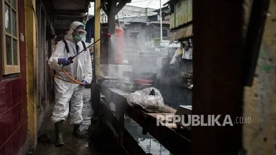 Sebagai ilustrasi, Petugas Palang Merah Indonesia (PMI) Jakarta Pusat menyemprotkan cairan disinfektan di pemukiman Kebon Melati, Jakpus.  Foto: Thoudy Badai/Republika