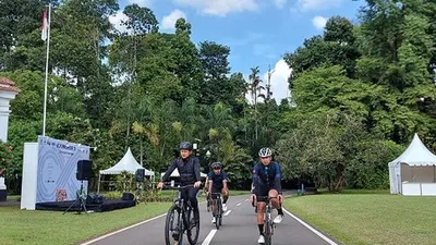 Wali Kota Bogor, Bima Arya saat gowes di Kebun Raya Bogor. (dok)