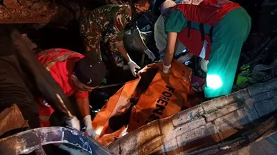 Proses evakuasi korban kecelakaan truk di Jalan Raya Sukabumi Desa Songgom Kecamatan Gekbrong, Sabtu (18/4/2020) dini hari. (Istimewa)