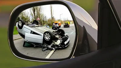 Mobil Salah Jalur di Duren Sawit Sebabkan Pengendara Ojol Kritis