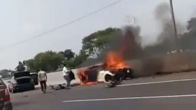 Tangkapan layar dari video amatir warga yang melintas di lokasi kecelakaan Wakil Jaksa Agung, Arminsyah, di Tol Jagorawi. (Twitter)