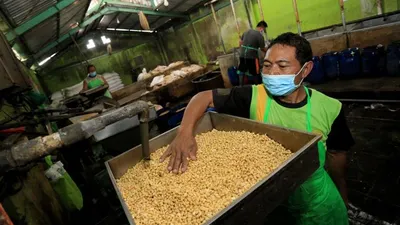 Pekerja mengolah kedelai di Cibuntu, Senin (4/1/2021). (dok. Humas Setda Kota Bandung)
