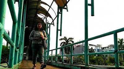 Pejalan kaki melintas di JPO Kedoya Raya, Kebon Jeruk, Jakarta Barat (Antara/Devi Nindy)