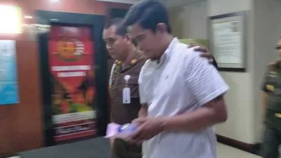 Kejati DKI Jakarta menahan mantan manajer BRI berinisial FSH yang berstatus tersangka kasus dugaan penyalahgunaan wewenang dalam pengelolaan Kredit Modal Kerja (KMK) periode 2017-2018 yang mengakibatkan kerugian keuangan negara sebesar Rp 4,4 miliar/Antara