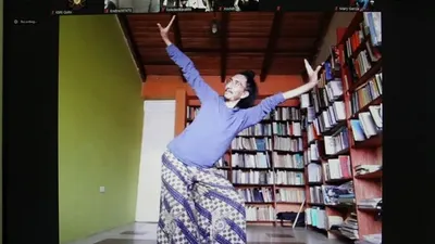 Kelas tari virtual melalui zoom KBRI Quito. (dok KBRI Quito)