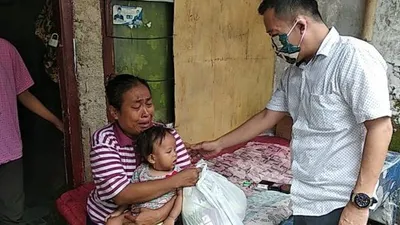 Yuli Nur Amalia ibu miskin di Kota Serang saat dikunjungi Muji Rohman, Anggota DPRD Kota Serang, Sabtu, 18 April 2020.(BantenHits.com/ Mahyadi)