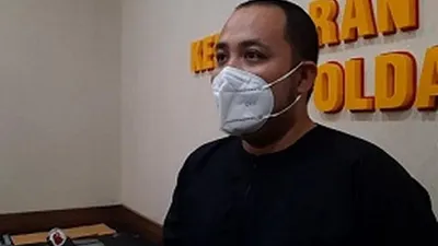 Dokter Juan Setyadi, kakak kandung Fadly Satrianto saat sesi wawancara di Rumah Sakit Bhayangkara Surabaya, Minggu (10/1/2021). (Ayosurabaya/Praditya)