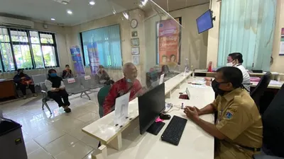 Suasana pelayanan terpadu tatap muka di Kantor Kelurahan Tugu Selatan, Kecamatan Koja, Jakarta Utara. (Dok. Pemkot Jakut)