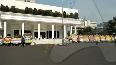 Karangan bunga sudah berdatangan ke Gedung Kementerian Pertahanan di Jalan Medan Merdeka Barat, Jakarta Pusat sejak Kamis pagi (24/10/21019)/Ayojakarta.com