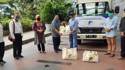 Staf Ahli Menteri PUPR Bidang Sosial Budaya dan Peran Masyarakat Sudirman menyerahkan bantuan sosial kepada PWI Peduli (Humas PWI Pusat)