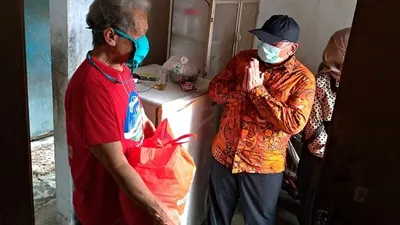 Dirjen Pemberdayaan Sosial Kementerian Sosial (Kemensos), Edi Suharto, secara door to door menyerahkan bantuan menyempatkan diri berbincang dengan para penerima di Desa Tanimulya, Kecamatan Ngamprah, Kabupaten Bandung Barat (KBB), Senin (15/6/2020). (dok)