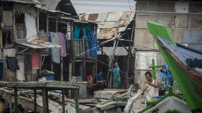 Warga beraktivitas di perkampungan nelayan di kawasan Muara Angke, Penjaringan, Jakarta/Antara