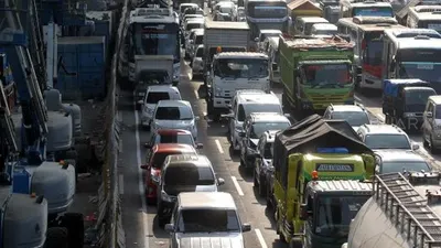 Ilustrasi, ratusan kendaraan terjebak macet di ruas tol Jakarta-Cikampek KM 35, Cikarang Pusat, Kabupaten Bekasi, Jawa Barat, Kamis (30/5). [Suara.com/Arief Hermawan P]