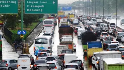 Kendaraan di Tol Cikampek (Okezone.com)