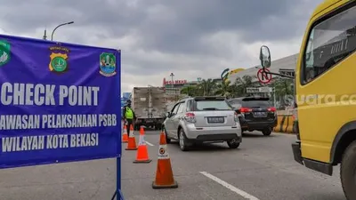 Kendaraan berhenti di check point di Bekasi, Jawa Barat, Jumat (24/4). [Suara.com/Alfian Winanto]