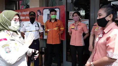 Kepala Satpol PP Kota Depok Lienda Ratnanurdianny melakukan sosialisasi protokol kesehatan kepada sejumlah pegawai pertokoan pada masa adaptasi kebiasaan baru.  Foto: Surya Dinata/Republika TV
