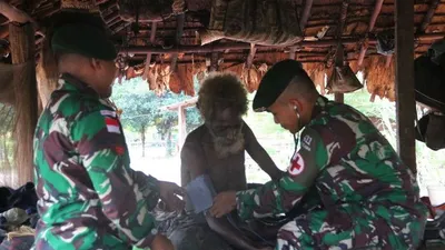 Kepala Suku Kanum, Dominggus Mayua tengah diberi pelayanan kesehatan. (Pendam XVII/Cenderawasih)