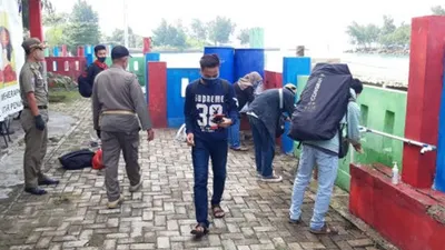 Para pengunjung sedang mencuci tangan sebelum masuk ke tempat wisata / beritajakarta.id