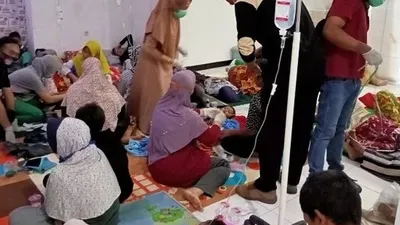 Warga Kampung Cihonje, Kecamatan Sukaresmi, Kabupaten Cianjur, memenuhi Puskesmas Sukamahi diduga mengalami keracunan makanan, Senin (10/8/2020) malam. [Ist]