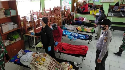 Dinas Kesehatan Kota Tasikmalaya periksa kondisi korban keracunan nasi kuning di ruang perawatan darurat Puskesmas Mangkubumi, Kamis, (8/10/2020) (Ayotasik.com/Heru Rukanda).