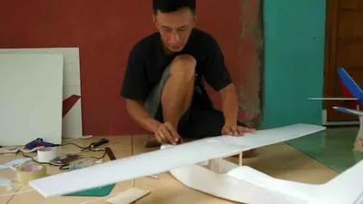 Hari Nurdiansyah saat produksi pesawat remot control jenis aeromodelling.  (Ayopurwakarta/Dede Nurhasanudin)