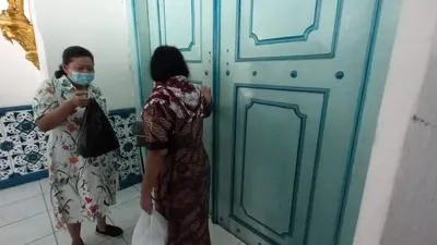 Kerabat keraton saat mencoba mengetok pintu dari sKerabat keraton saat mencoba mengetok pintu untuk masuk memberikan makan serta minum untuk kerabat yang terkurung di dalam, Jumat (12/2/2021). (ist)ng di dalam, Jumat (12/2/2021). (ist)