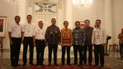 Warga dan ASN Pulau Tidung kerja bakti menyambut penilaian Penghargaan Adipura (pulauseribu.jakarta.go.id)